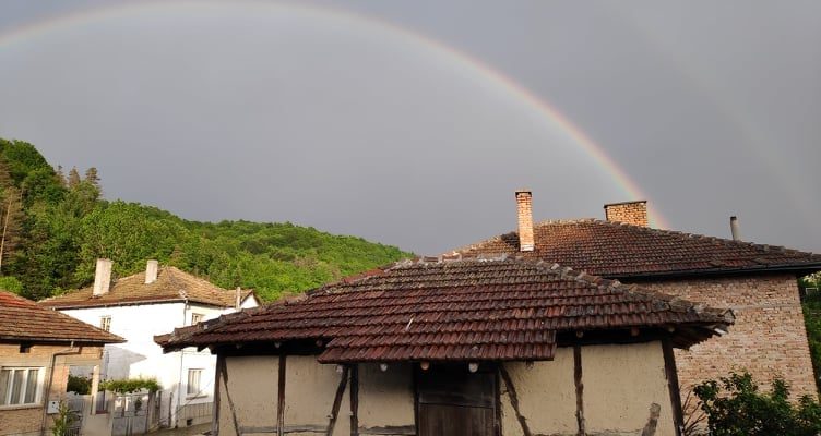 дъга над къщи
